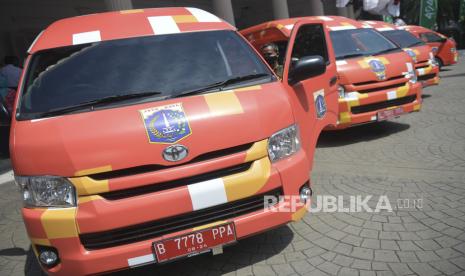 Petugas kesehatan bersiap memasuki mobil vaksin COVID-19 di kompleks Balai Kota, Jakarta, Kamis (8/7/2021). Pemerintah Provinsi DKI Jakarta meluncurkan 16 mobil vaksin COVID-19 keliling guna mempercepat pencapaian target vaksinasi COVID-19 di Ibu Kota untuk mencapai kekebalan kelompok atau herd immunity. 