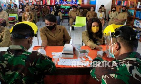 Petugas kesehatan dari Lanud El Tari Kupang mengambil sampel darah sejumlah guru saat dilaksanakannya tes cepat (rapid test) COVID-19 bagi guru-guru di Kota Kupang, NTT, Senin (31/8/2020). Sebanyak 36 guru mulai dari guru Taman Kanak-Kanak (TKK) hingga sekolah Menengah Pertama (SMP) menjalani tes cepat untuk memastikan salah satu komponenan pendidikan itu bersih atau bebas dari COVID-19 sebelum dimulainya sekolah tatap muka.