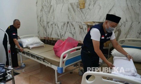 Petugas Kesehatan Haji Indonesia (PKHI) menyiapkan peralatan medis di Klinik Kesehatan Haji Indonesia (KKHI) di Aziziyah, Makkah, Ahad (30/7). Ruang-ruang hotel disulap menjadi klinik kesehatan dengan peralatan yang cukup memadai. 