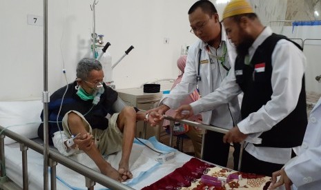 Petugas kesehatan haji sedang merawat seorang jamaah haji yang menderita penyakit gangguan saluran pernafasan di Kantor Kesehatan Haji Indonesia (KKHI) Makkah. (Ilustrasi)