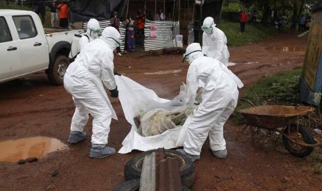 Petugas kesehatan Liberia mengevakuasi jasad korban Ebola dari rumahnya di Monrovia, Liberia, pada 8 Agustus. 