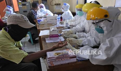 <em>Rapid Test</em> Massal akan Dilaksanakan di Pesantren. Foto: Petugas kesehatan melaksanakan rapid test atau pemeriksaan cepat COVID-19 sejumlah pedagang pasar (ilustrasi).