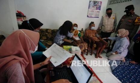 Petugas kesehatan melakukan pemeriksaan kesehatan sebelum penyuntikan vaksin COVID-19 