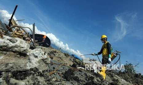 Petugas kesehatan melakukan penyemprotan disinfektan di lokasi terdampak pergerakan atau pencairan tanah (likuifaksi) di Petobo Palu, Sulawesi Tengah, Rabu (10/10). 