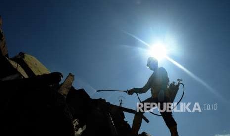 Petugas kesehatan melakukan penyemprotan disinfektan di lokasi terdampak pergerakan atau pencairan tanah (likuifaksi) di Petobo Palu, Sulawesi Tengah, Rabu (10/10). 