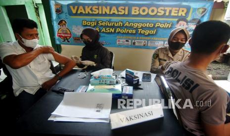 Petugas kesehatan melakukan penyuntikan vaksin dosis ketiga (booster) COVID-19 kepada personel polisi di Polres Tegal, Jawa Tengah, Kamis (20/1/2022). Polres Tegal menargetkan selama tiga hari sebanyak 677 personel polisi mendapatkan vaksinasi dosis ketiga (booster) COVID-19.