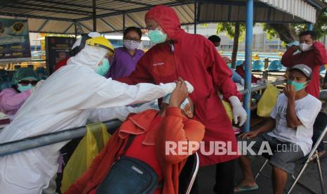 Petugas kesehatan melakukan tes Antigen kepada penumpang kapal saat penyekatan di Dermaga Penyeberangan Ujung (Surabaya)-Kamal (Madura), Surabaya, Jawa Timur, Jumat (11/6/2021). Penyekatan dengan dilakukan tes Antigen bagi penumpang kapal dari Pulau Madura itu untuk menelusuri penyebaran COVID-19, menyusul meningkatnya kasus COVID-19 di Bangkalan, Madura. 