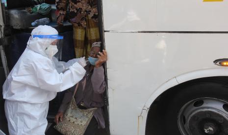 Petugas kesehatan melakukan tes cepat antigen kepada penumpang bus yang akan masuk ke Surabaya di akses keluar Jembatan Suramadu, Surabaya, Jawa Timur, Minggu (6/6/2021). Petugas gabungan melakukan penyekatan di lokasi itu dan melakukan tes cepat antigen bagi warga dari Pulau Madura yang akan masuk ke Surabaya menyusul adanya peningkatan kasus COVID-19 di Madura.