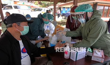 Petugas kesehatan melakukan tes cepat (rapid test) COVID-19 kepada wisatawan di kompleks Dieng Plateau Theater kawasan dataran tinggi Dieng, Kejajar, Wonosobo, Jateng, Jumat (30/10/2020). Dinas Kesehatan provinsi Jawa Tengah bersama tim gugus tugas penanganan COVID-19 melakukan rapid test secara acak di sepuluh tempat wisata favorit di Jawa Tengah guna mengantisipasi penyebaran virus tersebut. 