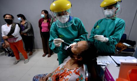 Petugas kesehatan melakukan tes usap Antigen Covid-19 kepada pedagang pasar saat kegiatan pengawasan penerapan protokol kesehatan di Pasar Badung, Denpasar, Bali.