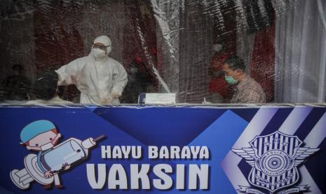 Petugas kesehatan melakukan tes usap Antigen kepada pengendara saat operasi PPKM Mikro di Gerbang Keluar Tol Cileunyi, Kabupaten Bandung, Jawa Barat, Jumat (18/6/2021). Petugas gabungan memberikan layanan tes Antigen kepada pengendara dengan nomor polisi dari luar Kota Bandung yang akan menuju arah Sumedang, Garut, dan Tasik guna mencegah penyebaran COVID-19 di Jawa Barat yang sedang dinyatakan siaga satu COVID-19. 