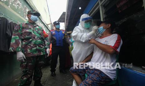 Petugas kesehatan melakukan tes usap COVID-19 PCR kepada warga di kawasan Krampung, Surabaya, Jawa Timur.  Lurah Karah, Kecamatan, Jambangan, Surabaya, Ali Pranoto (52) menyatakan kesiapannya mendukung pemberlakukan pembatasan kegiatan masyarakat (PPKM) skala mikro. Ali menyatakan sudah mendapat informasi terkait akan diberlakukannya PPKM skala mikro. Namun masih harus dikoordinasikan dengan camat, hingga tingkat RT dan RW.