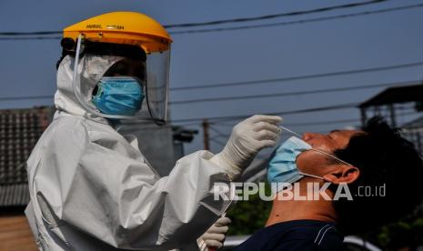 Petugas kesehatan melakukan tes usap PCR COVID-19 kepada warga Perumahan Bumi Anggrek, Tambun, Kabupaten Bekasi, Jawa Barat, Senin (7/6/2021). Dinas Kesehatan Kabupaten Bekasi melakukan tes usap PCR dan antigen kepada 135 warga perumahan tersebut menyusul 12 orang penghuninya terkonfirmasi positif COVID-19. 