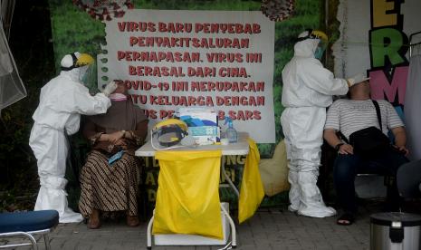 Petugas kesehatan melakukan tes usap PCR COVID-19 kepada warga di Lokasi Swab PCR Puskesmas Kecamatan Gambir, Jakarta.