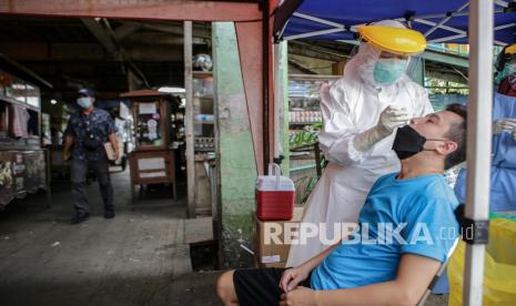 Petugas kesehatan melakukan tes usap PCR kepada warga di Pasar Anyar, Kota Tangerang, Banten, Rabu (5/1/2022). Pemerintah Kota Tangerang melakukan tes usap PCR kepada masyarakat dengan target 2.000 orang per hari guna mengantisipasi penyebaran COVID-19 varian Omicron karena Kota Tangerang menjadi kota perlintasan bagi penumpang internasional Bandara Soekarno-Hatta. 