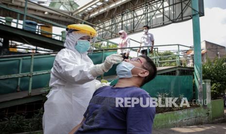 Petugas kesehatan melakukan tes usap PCR kepada warga di Pasar Anyar, Kota Tangerang, Banten.  Juru Bicara Pemerintah untuk Penanganan Covid-19 Wiku Adisasmito mengatakan kebijakan pemberian dispensasi karantina mandiri bagi pegawai pemerintah atau pejabat setingkat eselon 1 sudah tidak berlaku. Ini setelah terbitnya Surat Edaran Satgas Nomor 1 Tahun 2022 tentang Protokol Kesehatan Perjalanan Luar Negeri pada masa Pandemi Covid-19.