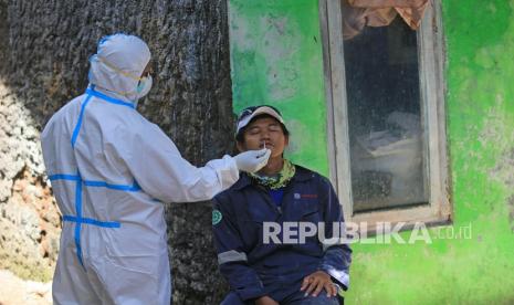 Petugas kesehatan melakukan tes usap PCR kepada warga di RT 05 Desa Sukaurip, Balongan, Indramayu, Jawa Barat, Selasa (25/1/2022). Sejumlah warga mengikuti tes usap PCR setelah salah satu warga di RT tersebut dinyatakan positif Covid-19. Ketahui waktu yang tepat untuk jalani tes Covid-19 ketika ada kontak erat atau mengalami gejala.