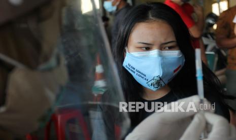 Petugas kesehatan melakukan vaksinasi COVID-19 kepada pedagang di Pasar Kapasan Surabaya, Jawa Timur, Senin (22/3/2021). Vaksinasi COVID-19 yang dilaksanakan bertahap selama tiga hari kepada 700 pedagang Pasar Kapasan itu sebagai langkah penanggulangan pandemi COVID-19.