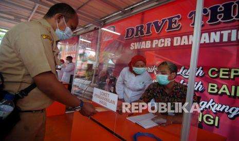 Petugas kesehatan melayani pengambilan hasil tes usap usai peresmian laboratorium tes usap PCR dan Antigen secara Drive Thru di RSUD Kardinah, Tegal, Jawa Tengah, Senin (18/10/2021). Laboratorium tes usap PCR dan Antigen 