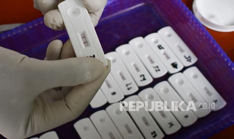 Petugas kesehatan melihat hasil tes usap antigen saat pelacakan kontak Covid-19 (ilustrasi) 