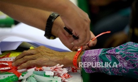  Petugas kesehatan memasang gelang kepada jamaah calon haji (Ilustrasi)