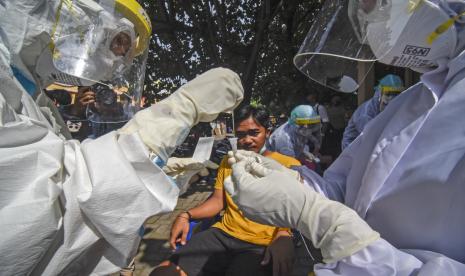 Petugas kesehatan memasukkan sampel lendir kedalam wadahnya usai melakukan tes usap antigen Covid-19 secara acak terhadap salah seorang pengunjung, di Pasar Dasan Agung, Mataram, NTB. Angka testing di Indonesia paling tinggi saat ini baru mencapai 250 ribu spesimen per hari. (ilustrasi)