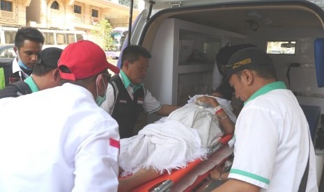 Petugas kesehatan membawa jamaah haji risti ke Ambulance menuju Klinik Kesehatan Haji Indonesia (KKHI