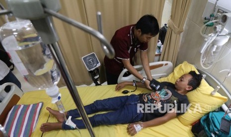 Petugas kesehatan memberikan penanganan medis kepada pasien penderita Demam Berdarah Dengue (DBD) ilustrasi. Wakil Ketua Komisi E DPRD Jatim Hikmah Bafaqih mengungkapkan, jumlah penderita Demam Berdarah Dengue (DBD) di Jatim mulai 1 Januari hingga 24 September 2022 mencapai 8.894 orang. 