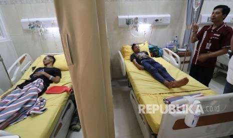 Petugas kesehatan memberikan penanganan medis kepada pasien penderita Demam Berdarah Dengue (DBD) ilustrasi. Dinas Kesehatan Jawa Timur mencatat ada sebanyak 8.894 kasus demam berdarah dengue (DBD) yang terjadi di wilayah setempat dalam kurun waktu sembilan bulan, yakni Januari hingga September.