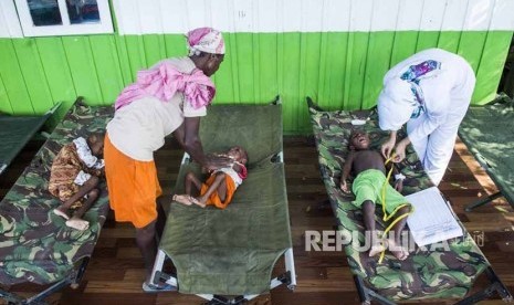 Petugas kesehatan memberikan perawatan kepada sejumlah anak penderita gizi buruk dari kampung Warse, Distrik Jetsy di RSUD Agats, Kabupaten Asmat, Papua, Senin (22/1). 