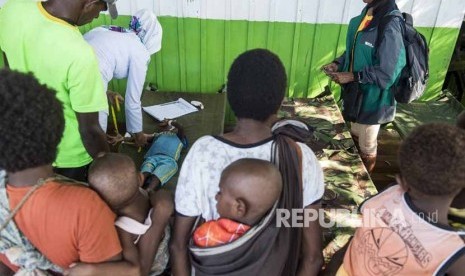 Petugas kesehatan memberikan perawatan kepada sejumlah anak penderita gizi buruk dari kampung Warse, Distrik Jetsy di RSUD Agats, Kabupaten Asmat, Papua, Senin (22/1). 