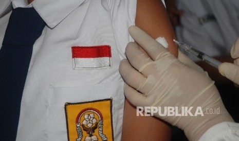 Petugas kesehatan memberikan vaksin Measles Rubella (MR) kepada siswa saat Kampanye Imunisasi Campak dan MR di SMPN 9, Bandung, Jawa Barat (ilustrasi)