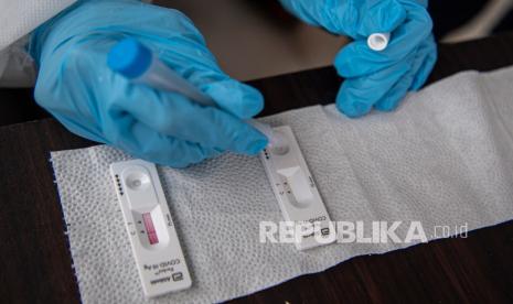 Petugas kesehatan memeriksa hasil spesimen usai melakukan rapid antigen (ilustrasi)