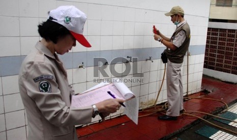  Petugas kesehatan memeriksa kebersihan air di Asrama Haji Pondok Gede, Jakarta, Senin (16/9).     (Republika/Yasin Habibi)