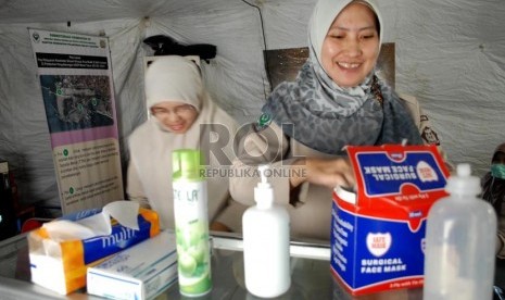  Petugas kesehatan mempersiapkan obat-obatan di pos pelayanan kesehatan Pelabuhan Merak, Banten, Kamis (1/8).  (Republika/Rakhmawaty La'lang)