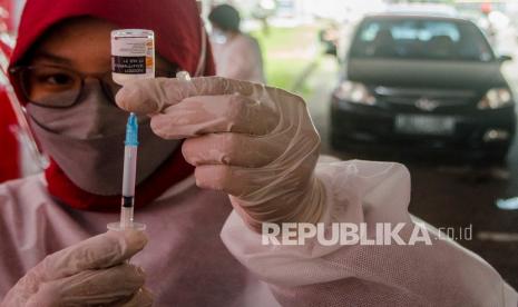 Petugas kesehatan mempersiapkan vaksin COVID-19 saat layanan Vaksinasi Drive Thru Gojek dan Halodoc di Monumen Perjuangan Rakyat Jawa Barat, Bandung, Jawa Barat, Kamis (27/5/2021). Pemerintah Jawa Barat menargetkan sedikitnya 5000 lansia dan 5000 mitra Gojek terfasilitasi dalam vaksinasi yang berlangsung selama 30 hari ke depan sehingga mempercepat target terbentuknya herd immunity bagi warga Jawa Barat. 