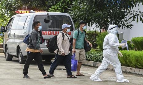 Petugas kesehatan mendampingi pasien COVID-19 dengan kategori Orang Tanpa Gejala (OTG) yang tiba di Rumah Susun Nagrak, Cilincing, Jakarta Utara, Senin (21/6/2021). Data Satuan Tugas Penanganan COVID-19 per hari Senin (21/6) menyebutkan kasus positif COVID-19 bertambah 14.536 orang sehingga total menjadi 2.004.445 orang, sementara kasus pasien sembuh bertambah 9.233 orang menjadi 1.801.761 orang, dan kasus meninggal akibat COVID-19 bertambah 294 jiwa sehingga totalnya menjadi 54.956 jiwa.