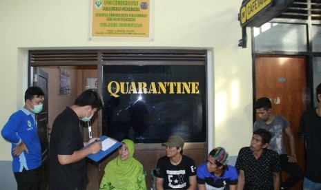 Petugas Kesehatan mendata TKI ilegal yang dipulangkan pemerintah Malaysia setibanya di Terminal Pelabuhan Tunon Taka Kabupaten Nunukan, Kalimantan Utara, Kamis (30/3). (Antara/M Rusman)