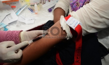 Petugas kesehatan mengambil darah untuk tes HIV secara gratis (ilustrasi) 