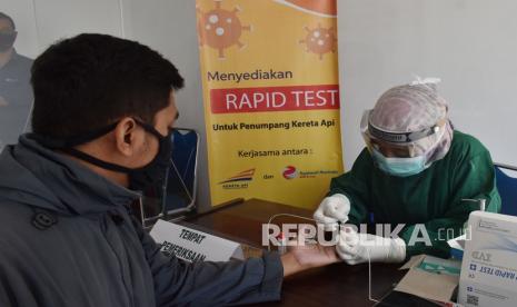 Petugas kesehatan mengambil sampel darah saat tes diagnostik cepat (rapid test) COVID-19 pada calon penumpang Kereta Api (KA) di Stasiun KA Madiun, Jawa Timur.  Pasien yang sembuh dari paparan Corona virus Disease 2019 (COVID-19) di Kabupaten Madiun, Jawa Timur, bertambah tiga orang sehingga jumlah total warga sembuh sebanyak 38 orang, dari 53 kasus terkonfirmasi positif.