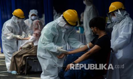 Petugas kesehatan mengambil sampel darah warga saat Rapid Test COVID-19 di Taman Balai Kota Bandung, Jawa Barat, Sabtu (4/4/2020). Sedikitnya 700 warga Kota Bandung mengikuti Rapid Test tersebut guna memastikan kesehatannya dan mengantisipasi penyebaran COVID-19 di Bandung.