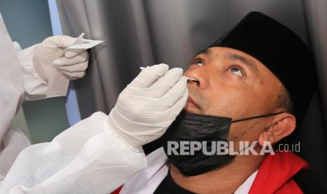 Petugas kesehatan mengambil sampel lendir hidung saat Rapid Diagnostic Test Antigen (RDT-Ag) COVID-19, (ilustrasi). Indonesia telah berhasil mengeksor alat rapid test antigen ke Thailand dan Irlandia.