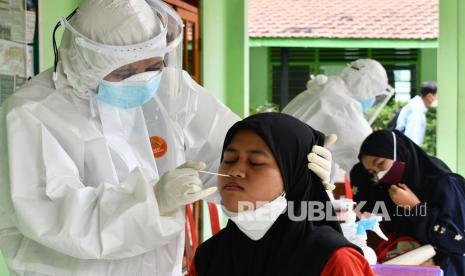 Petugas kesehatan mengambil sampel lendir hidung untuk tes Covid-19, ilustrasi