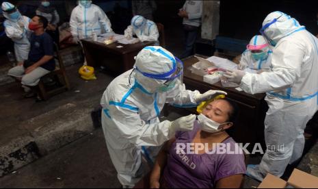 Petugas kesehatan mengambil sampel tes cepat Antigen dari sejumlah pedagang saat pelacakan Covid-19 di Pasar Kreneng, Denpasar, Bali, Rabu (23/6/2021). Pemerintah Kota Denpasar gencar menggelar tes cepat antigen di tempat-tempat yang berpotensi menimbulkan kerumunan untuk menekan penularan Covid-19 saat situasi kasus positif meningkat sejak seminggu terakhir di wilayah itu.