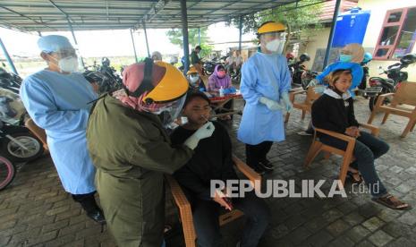 Petugas kesehatan mengambil sampel usap saat rapid tes antigen di objek wisata pantai Karangsong, Indramayu, Jawa Barat, Ahad (31/1/2021). Tes cepat antigen oleh Pemkab Indramayu dan Dinas Kesehatan Kabupaten Indramayu tersebut dilakukan secara acak sebagai langkah antisipasi penyebaran COVID-19 dari wisatawan yang datang dari luar Kota. 