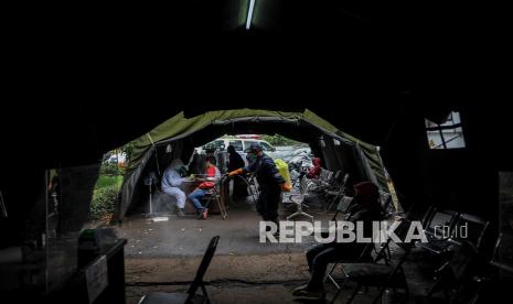 Petugas kesehatan menyemprotkan cairan disinfektan di UPT Puskesmas Tamblong, Bandung, Jawa Barat, Kamis (7/1/2021). Dinas Kesehatan Kota Bandung telah menyiapkan seluruh puskesmas di Kota Bandung untuk digunakan sebagai tempat vaksinasi COVID-19 dengan 45 ribu dosis vaksin yang akan didistribusikan oleh Pemerintah Provinsi Jawa Barat.