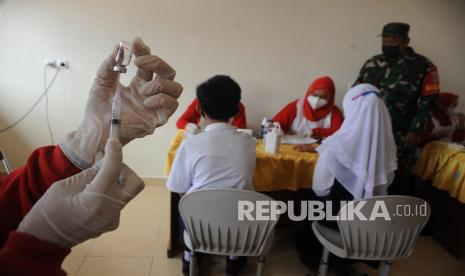 Petugas kesehatan menyiapkan vaksin COVID-19 untuk disuntikkan ke salah satu pelajar pada pelaksanaan vaksinasi massal di SMP Negeri 53 Palembang, Sumsel, Selasa (19/10/2021). Vaksinasi massal tersebut merupakan salah satu upaya meningkatkan herd immunity di lingkungan sekolah. 