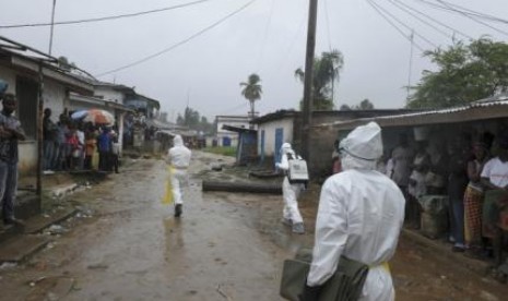 Petugas Kesehatan menyisir wilayah yang diduga terjangkit Ebola di Monrovia, LIberia