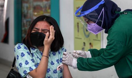 Petugas kesehatan menyuntikan vaksin Covid-19 kepada pelajar di Sekolah Pembangunan Jaya (SPJ) 2 Gedangan, Sidoarjo, Jawa Timur, Selasa (24/8). Vaksinasi COVID-19 bagi anak berumur 12 tahun sampai 17 tahun dengan menargetkan 600 pelajar tersebut untuk mencegah laju penyebaran virus COVID-19 dan sebagai persiapan Pembelajaran Tatap Muka (PTM) di Sidoarjo. 