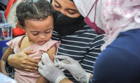 Petugas kesehatan menyuntikan vaksin kepada seorang anak pada gebyar Bulan Imunisasi Anak Nasional di Kiara Artha Park, Bandung, Jawa Barat, Sabtu (15/10/2022). Kementerian Kesehatan mencatat, 1,7 juta anak di Indonesia belum mendapatkan imunisasi dasar lengkap selama pandemi COVID-19. Capaian Imunisasi Dasar Lengkap di Ambon Masih Rendah